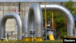 Pipa-pipa di saluran gas milik operator Eustream di Velke Kapusany, Slovakia yang berbatasan dengan Ukraina (15/4), yang mendistribusikan gas dari Rusia ke Eropa lewat Ukraina. (Reuters/Radovan Stoklasa)