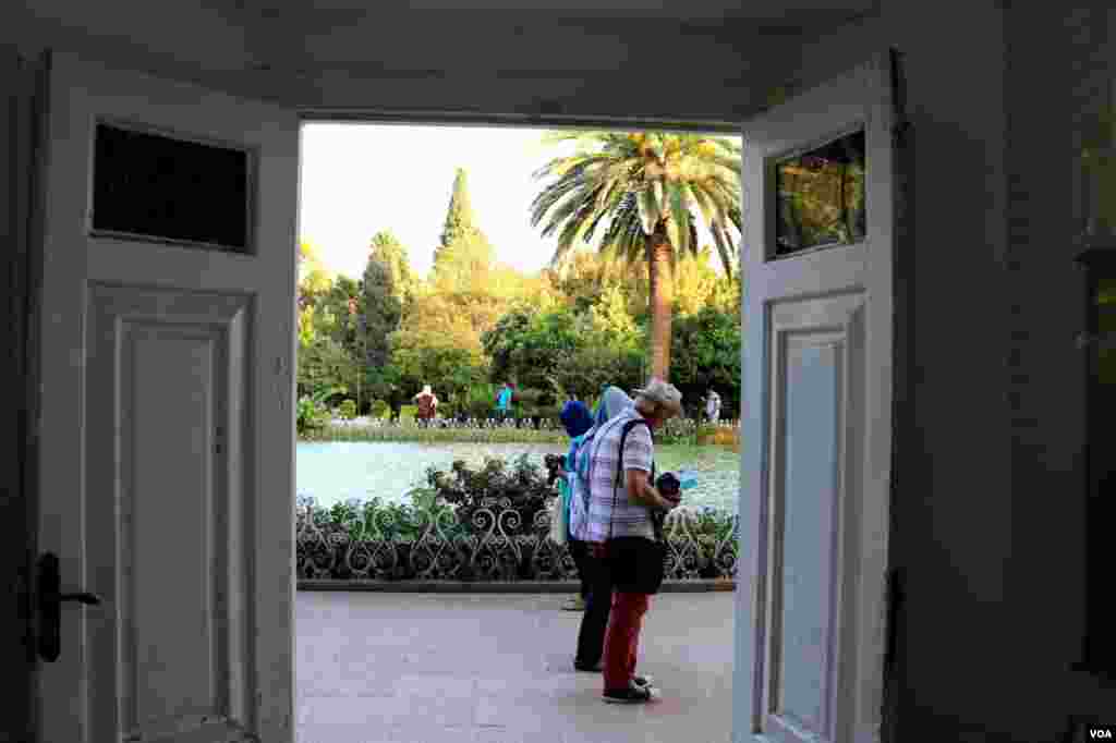 گردشگران خارجی در باغ ارم شیراز عکس: متین نیک‌آرا (ارسالی شما)