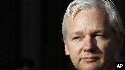 El fundador de WikiLeaks es requerido en Suecia por su presunta responsabilidad en cuatro delitos sexuales.
