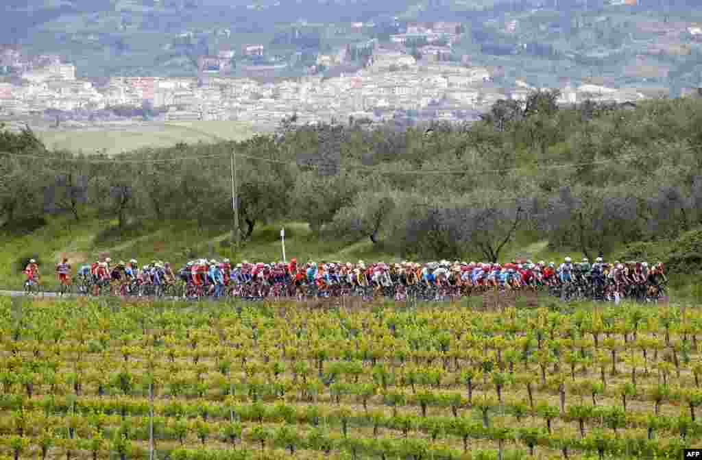 이탈리에서 열린 제102회 &#39;지로 디탈리아 (Giro d&#39;ltalia)&#39; 대회 스테이지 3에서 선수들이 전력 질주를 하고 있다. 지로 디탈리아는 이탈리아 빈치에서 오르베텔로까지 220km를 달리는 장거리 도로 자전거 경기이다.