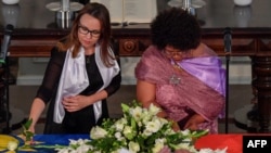 La ministre de la Culture de la Namibie Katrina Hanse-Himarwa (à dr.) et la ministre d'État allemande au ministère des Affaires étrangères Michelle Muentefering lors d'une cérémonie de remise de restes humains qui ont été apportés à Berlin, le 29 août 2018.