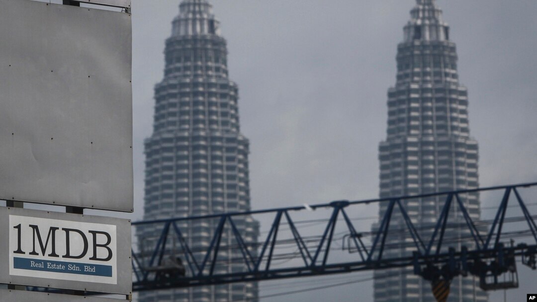 Logo 1MDB (1 Malaysia Development Berhad) di depan Menara Kembar Petronas di Kuala Lumpur.