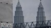 Logo 1MDB (1 Malaysia Development Berhad) di dekat menera kembar Petronas Twin Towers di kawasan Tun Razak Exchange, Kuala Lumpur, Malaysia, 8 JUli 2015. (Foto: dok).