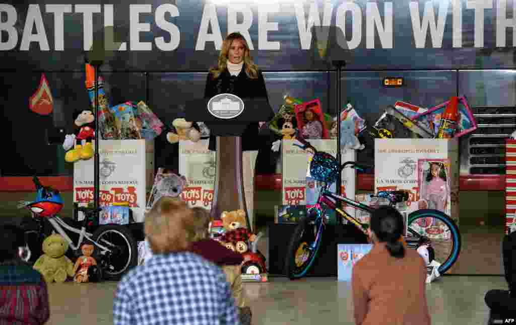 크리스마스 시즌을 맞아 불우아동들에게 장난감을 기부하는 &#39;토이즈 포 토츠(Toys for Tots)&#39; 행사가 열린 워싱턴의 아나코스티아 볼링 합동 군사 기지에서 멜라니아 트럼프 여사가 연설하고 있다.