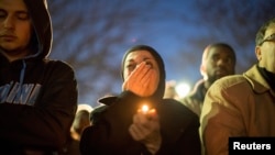 Warga muslim AS menghadiri pemakaman tiga mahasiswa muslim yang tewas ditembak di North Carolina (foto: dok). Banyak warga Muslim masih merasa terpojok oleh persepsi negatif sejak serangan teror 11 September 2001.