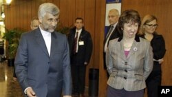 Kepala Kebijakan Luar Negeri Uni Eropa Catherine Ashton (kanan) bersama perunding nuklir Iran, Saeed Jalili dalam perundingan sebelumnya di Jenewa (foto: dok).