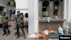 Anggota militer Sri Lanka bersiaga di depan gereja St. Antonius, Kochchikade setelah terjadinya ledakan di Kolombo, Sri Lanka, 21 April 2019 (foto: Reuters/Dinuka Liyanawatte)