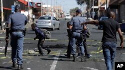 Mapurisa emuSouth Africa anonzi apinda mumafekitari achisunga vashandi vekunze vasina magwaro.