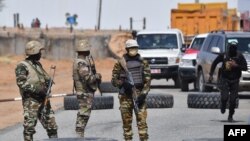 니제르 남동부 디파 공항 주변을 지키는 군인들. (자료사진)