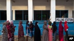 Eleitores na fila para votar nas Presidenciais, Banjul, 4 Dezembro 2021 
