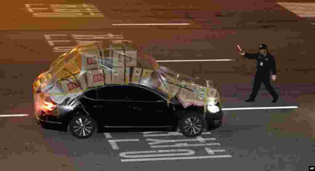 A South Korean vehicle loaded with goods from North Korea&#39;s Kaesong arrives at the customs, immigration and quarantine office near the border village of Panmunjom, in Paju, South Korea, April 30, 2013.