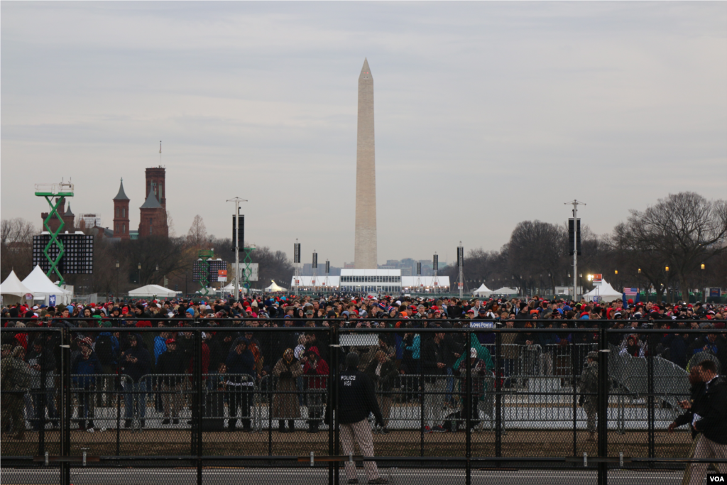 Crowds gather on the Mall ahead of Donald Trump's inauguration in Washington, D.C., Jan. 20, 2017. (Photo: B. Allen / VOA) 