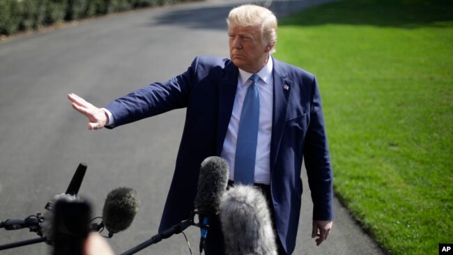 特朗普总统2019年10月4日星期五在华盛顿白宫南草坪上向媒体讲话