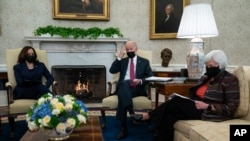 پرزیدنت بایدن در کاخ سفید با جنت یلن، وزیر خزانه داری ایالات متحده، و کامالا هریس، معاون رئیس جمهوری آمریکا، ملاقات می کند. ۲۹ ژانویه ۲۰۲۱