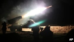 La operación, respaldada por intensos bombardeos de la coalición liderada por Estados Unidos, busca aislar y sitiar la capital de facto del grupo extremista, Raqqa.