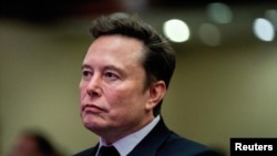 ARCHIVO - Elon Musk, director ejecutivo de Tesla y propietario de X, escucha mientras el presidente electo de EEUU, Donald Trump, habla durante una reunión con republicanos de la Cámara de Representantes en el hotel Hyatt Regency en Washington, el 13 de noviembre de 2024.