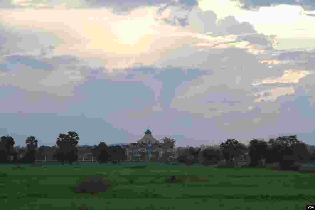 ទីសក្ការៈគោរពបូជា Baha'i ថតពីលើណូរី។ ទីធ្លាទីសក្ការៈគោរពបូជានេះ មានទំហំប្រមាណ ២ ហិកតាសម្រាប់អគារ និងលាតសន្ទឹងលើផ្ទៃដី ៧ ហិកតាទៀត ដែលផ្តល់ទេសភាពយ៉ាងធំទូលាយទៅលើវាលស្មើ និងវាលស្រែជុំវិញ។ (រិទ្ធី ឧត្តម/VOA)