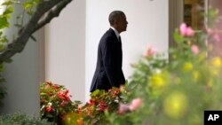 President Barack Obama walks to the Oval Office of the White House in Washington, Aug. 26, 2014.