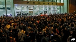 香港抗议者聚集在特首林郑月娥举行社区对话的伊利沙伯体育馆外呼喊口号。（2019年9月26日）