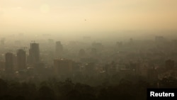 Vista general de la capital colombiana mientras continúan los incendios forestales en los cerros que la rodean. El gobierno del distrito declaró emergencia por la calidad del aire en Bogotá, el 26 de enero de 2024.