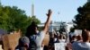 Manifestantes se reúnen en el Parque Lafayette, frente a la Casa Blanca, el lunes 1 de junio de 2020, para protestar por la muerte de George Floyd.