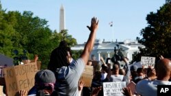 Manifestantes se reúnen en el Parque Lafayette, frente a la Casa Blanca, el lunes 1 de junio de 2020, para protestar por la muerte de George Floyd.