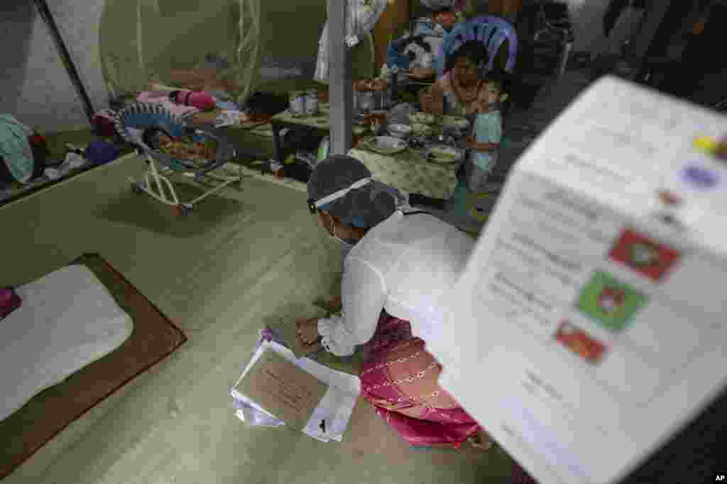 ရန္ကုန္ၿမိဳ႕တြင္ အသက္ ၆၀ အထက္ လူႀကီးမ်ား မဲေပးၾကသည့္ ျမင္ကြင္းတခ်ိဳ႕။