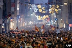 Kutlamaların yapıldığı yerlerden biri de İstiklal Caddesi oldu.