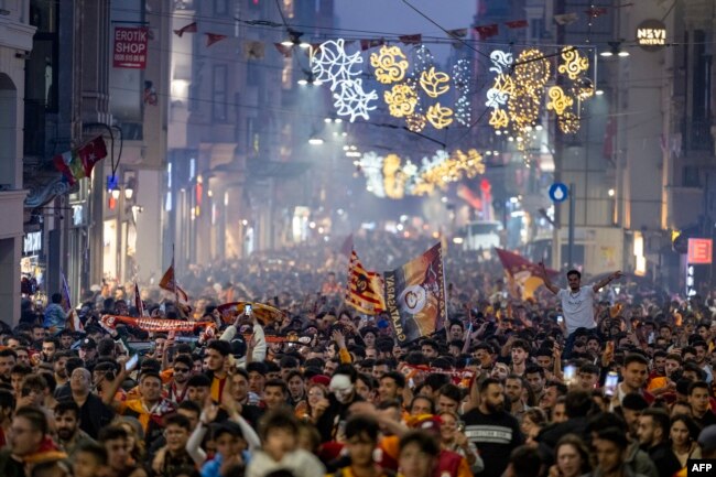 Kutlamaların yapıldığı yerlerden biri de İstiklal Caddesi oldu.