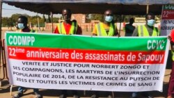 Des militants de la société civile tenant une banderole et réclament justice pour le journaliste, Ouagadougou, le 13 décembre 2020. (VOA/Lamine Traoré)