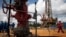 ARCHIVO - Petróleo crudo gotea de una válvula en un pozo operado por la petrolera estatal venezolana PDVSA en Morichal el 28 de julio de 2011.