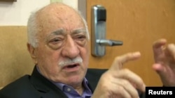 Ulama Turki Fethullah Gulen berbicara dengan jurnalis di rumahnya di Saylorsburg, Pennsylvania (16/7). (Reuters/Greg Savoy)