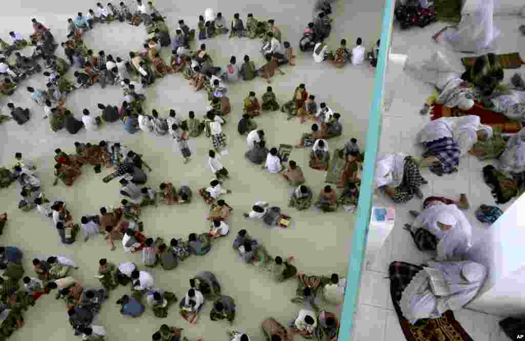 Students sit in circles during a Quran recital class on the first day of the holy fasting month of Ramadan, at Ar-Raudlatul Hasanah Islamic boarding school in Medan, North Sumatra, Indonesia, July 10, 2013.