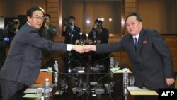 Menteri Unifikasi Korsel, Cho Myoung-gyun (kiri) berjabat tangan dengan mitranya dari Korea Utara, Ri Son Gwon pada pertemuan di Panmunjom 29 Maret lalu (foto: dok). 