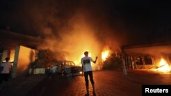 Konsulat AS di Benghazi terbakar akibat serbuan para demonstran Libya hari Selasa malam (11/9). 