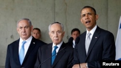 Presiden Amerika Barack Obama (kanan) didampingi PM Israel Benyamin Netanyahu (kiri) dan Presiden Shimon Peres (tengah) saat menyampaikan pidatonya di Tugu Peringatan Korban Pembantaian Nazi di Yerusalem (22/3).