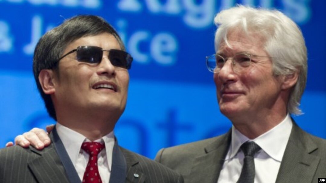 Chinese activist lawyer Chen Guangcheng (L) stands alongside actor Richard Gere (R) after being presented Tom Lantos Human Rights Prize Jan 29, 2013