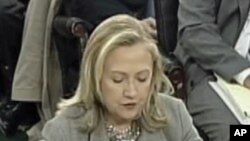 克林顿国务卿看着手机宣布朝鲜同意暂停核活动