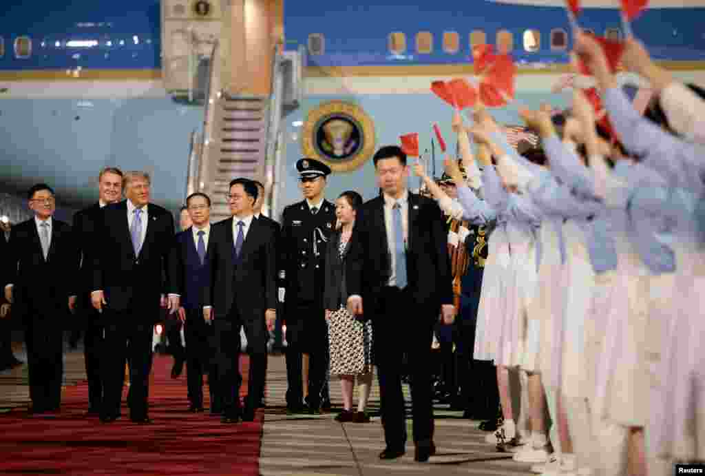 特朗普总统乘“空军一号”专机抵达北京首都国际机场后，与中国国家副主席韩正走在欢迎仪式的红地毯上。(2026年5月13日)