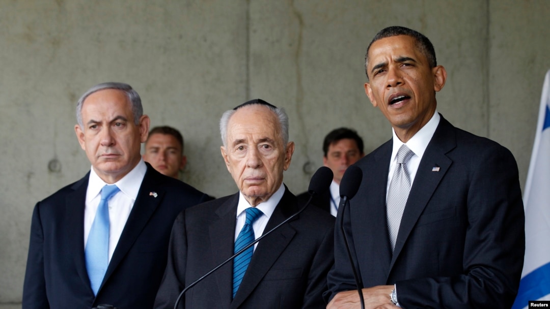 Tổng thống Hoa Kỳ Barack Obama (phải), nói chuyện với các nhà báo trong khi đến thăm đài tưởng niệm Yad Vashem Holocaust Memorial cùng với Tổng thống Israel Shimon Peres và Thủ tướng Israel Benjamin Netanyahu 
