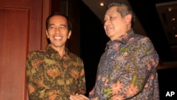 Indonesia's President Susilo Bambang Yudhoyono, right, greets President-elect Joko Widodo during their meeting in Bali, Aug. 27, 2014. 