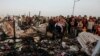 Warga Palestina menyaksikan kehancuran pasca serangan Israel yang menyebabkan para pengungsi tinggal di Rafah, Jalur Gaza, Senin, 27 Mei 2024. (Foto: AP)