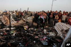 Warga Palestina pasca serangan Israel yang menyebabkan para pengungsi tinggal di Rafah, Jalur Gaza, Senin, 27 Mei 2024. (Foto: AP)