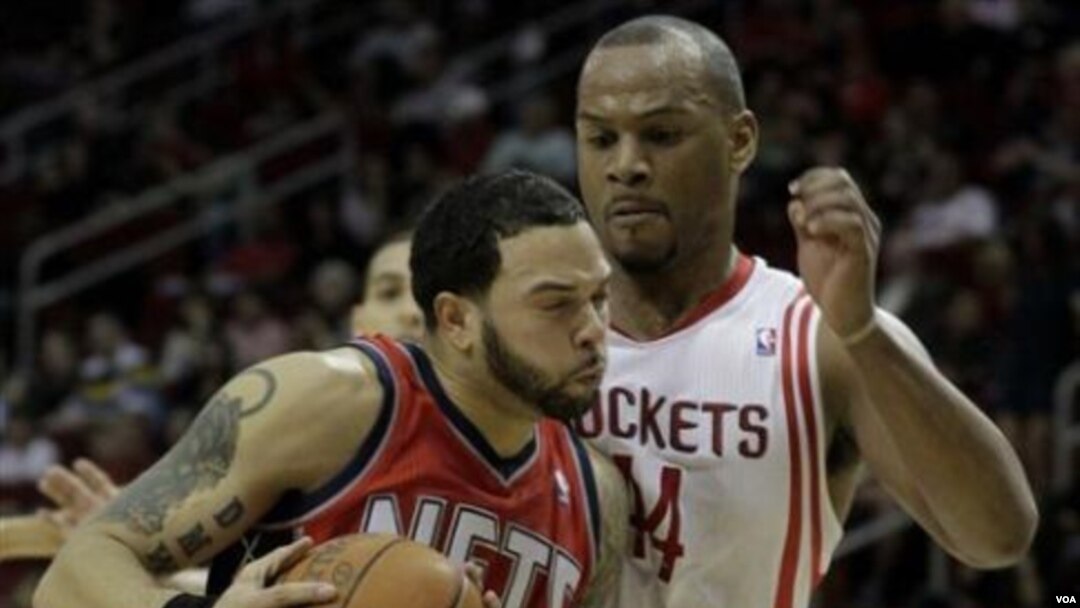 Deron Williams, kiri, berusaha melewati pemain Houston Rockets Chuck Hayes dalam pertandingan hari Sabtu (26/2) di Houston. Akhir pekan ini New Jersey Nets akan menghadapi Toronto Raptors di London.