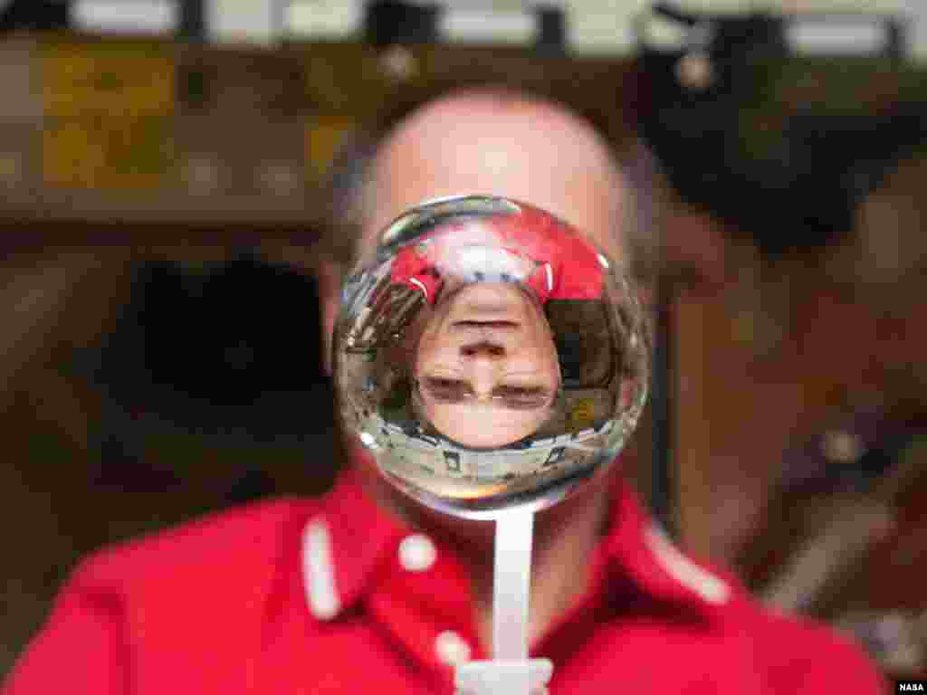 美国宇航局空间站34号外空间探索使命指挥员凯文.福特在空间站的太空舱内观看一个飘浮在他和摄像机之间的水泡反映出自己的形象。