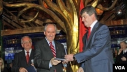 Elez getting award from Albanian President Topi