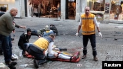 Nhân viên cấp cứu giúp đỡ một người đàn ông sau khi xảy ra vụ đánh bom tự sát ở Istanbul hôm 19/3.
