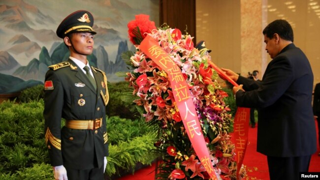 委内瑞拉总统马杜罗在北京毛泽东纪念堂向中国前领导人毛泽东献花圈。（2018年9月14日）