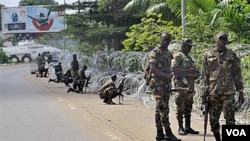 Para tentara Pantai Gading berjaga di jalan-jalan ibukota, Yamaoussoukro.