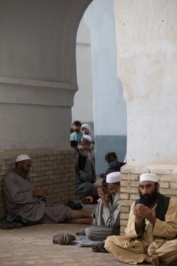 Pria Afghanistan sholat di masjid di Herat, Afghanistan, 10 September 2021. (Foto: WANA/West Asia News Agency via REUTERS)